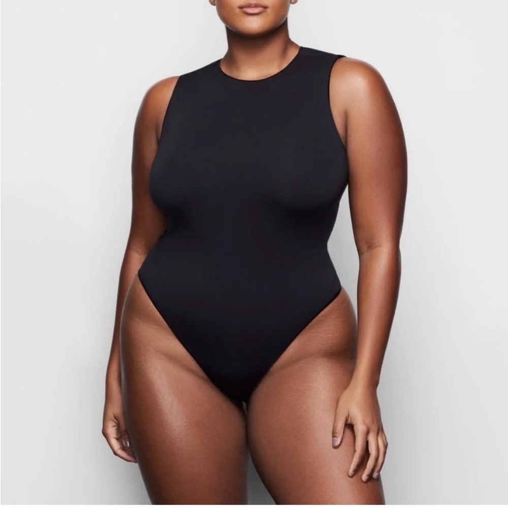 SKIMS Essential Crew Neck Sleeveless Bodysuit in Onyx Black Size XL